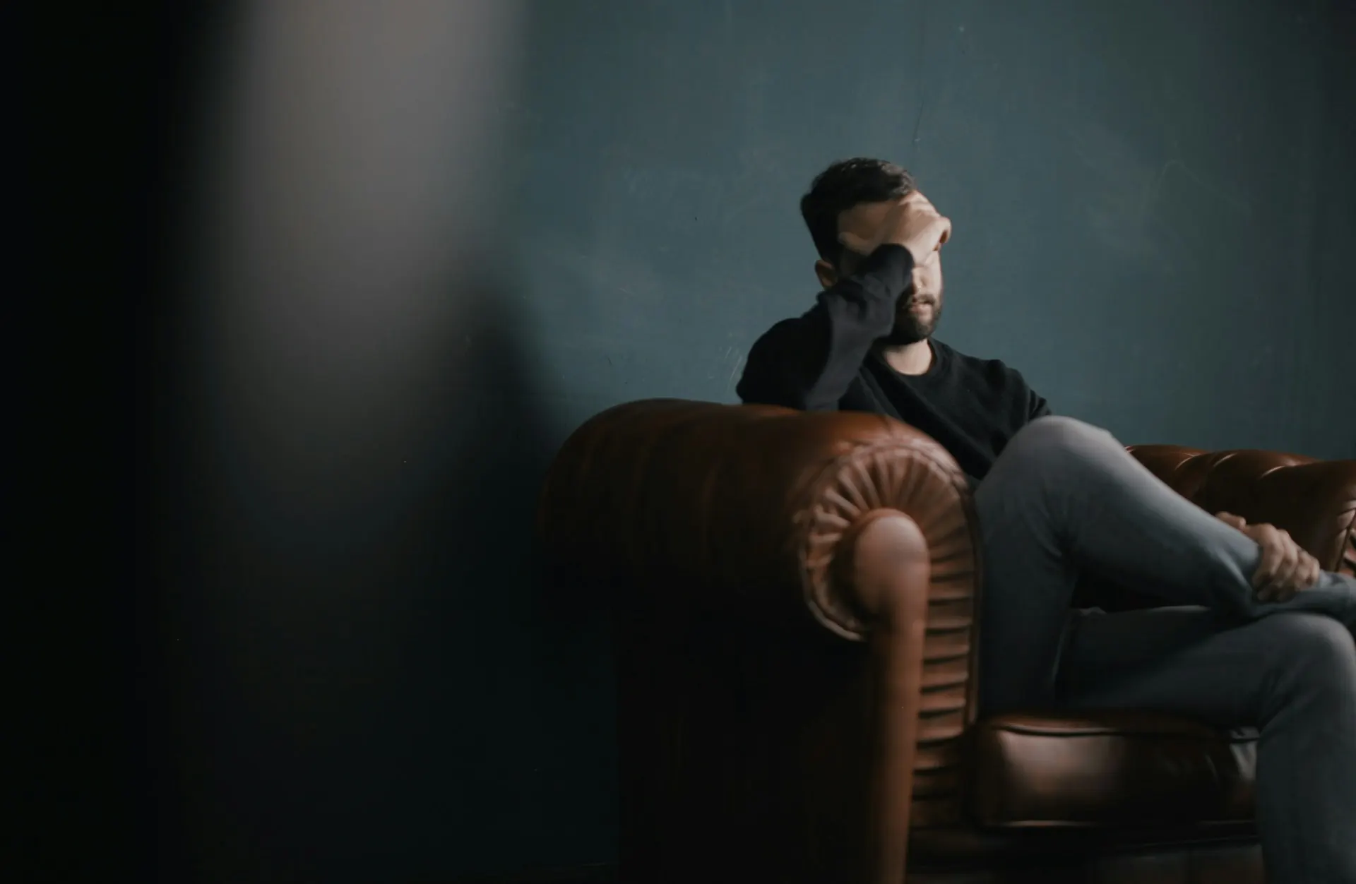 Une personne se reposant calmement, illustrant l'importance de prendre soin de sa santé mentale et de réduire le stress.